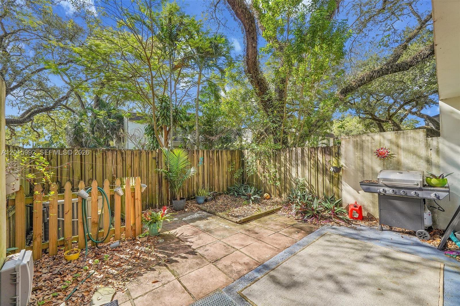 HOLLYWOOD GARDENS CONDOMI - Residential Lease