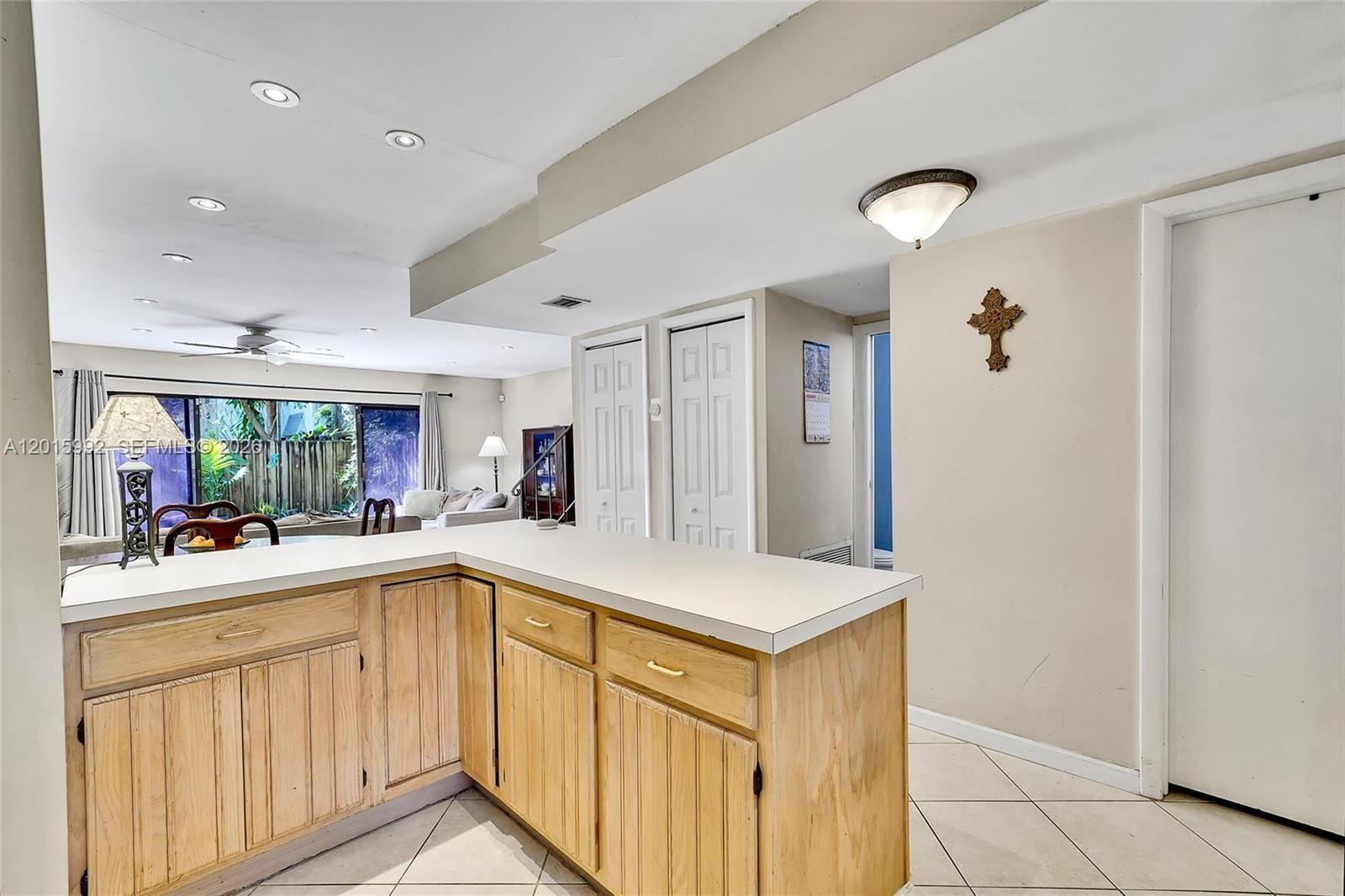 HOLLYWOOD GARDENS CONDOMI - Residential Lease
