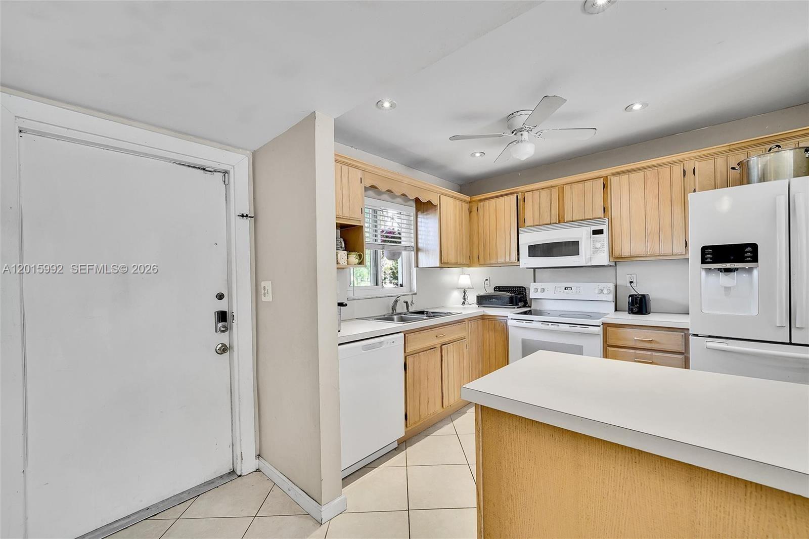 HOLLYWOOD GARDENS CONDOMI - Residential Lease