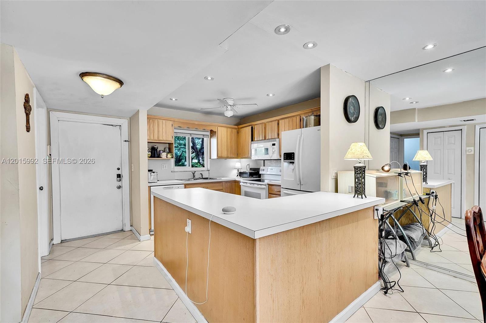 HOLLYWOOD GARDENS CONDOMI - Residential Lease