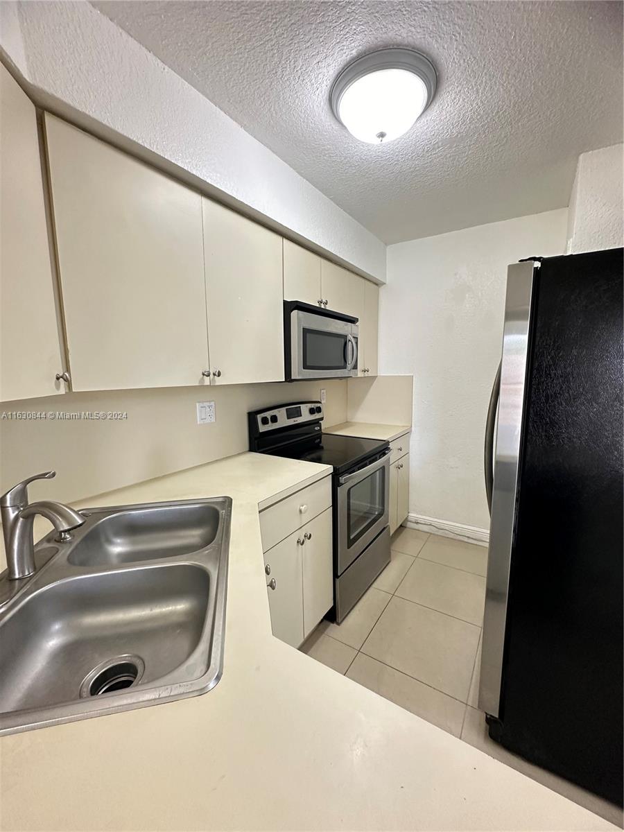 VISIONS AT FOUNTAINBLEAU - Residential Lease