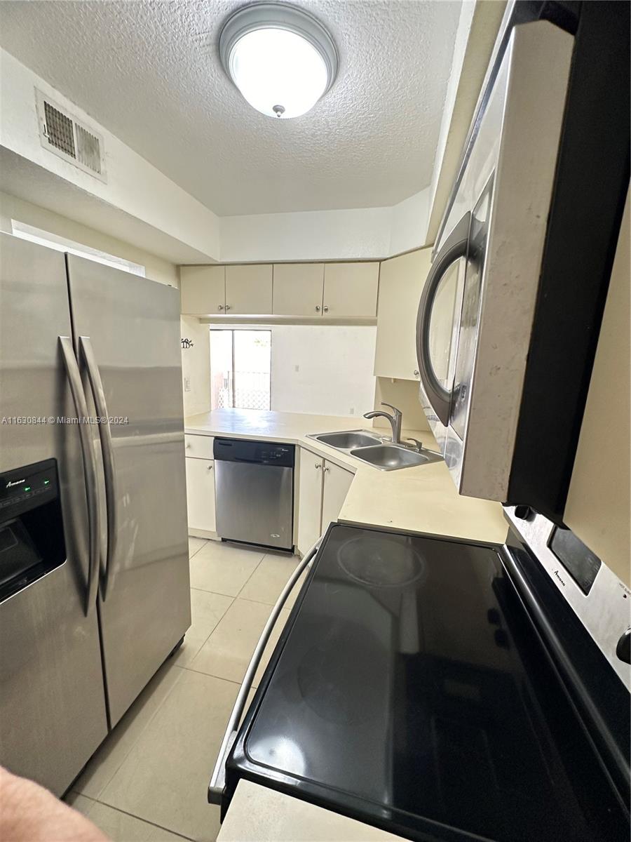 VISIONS AT FOUNTAINBLEAU - Residential Lease