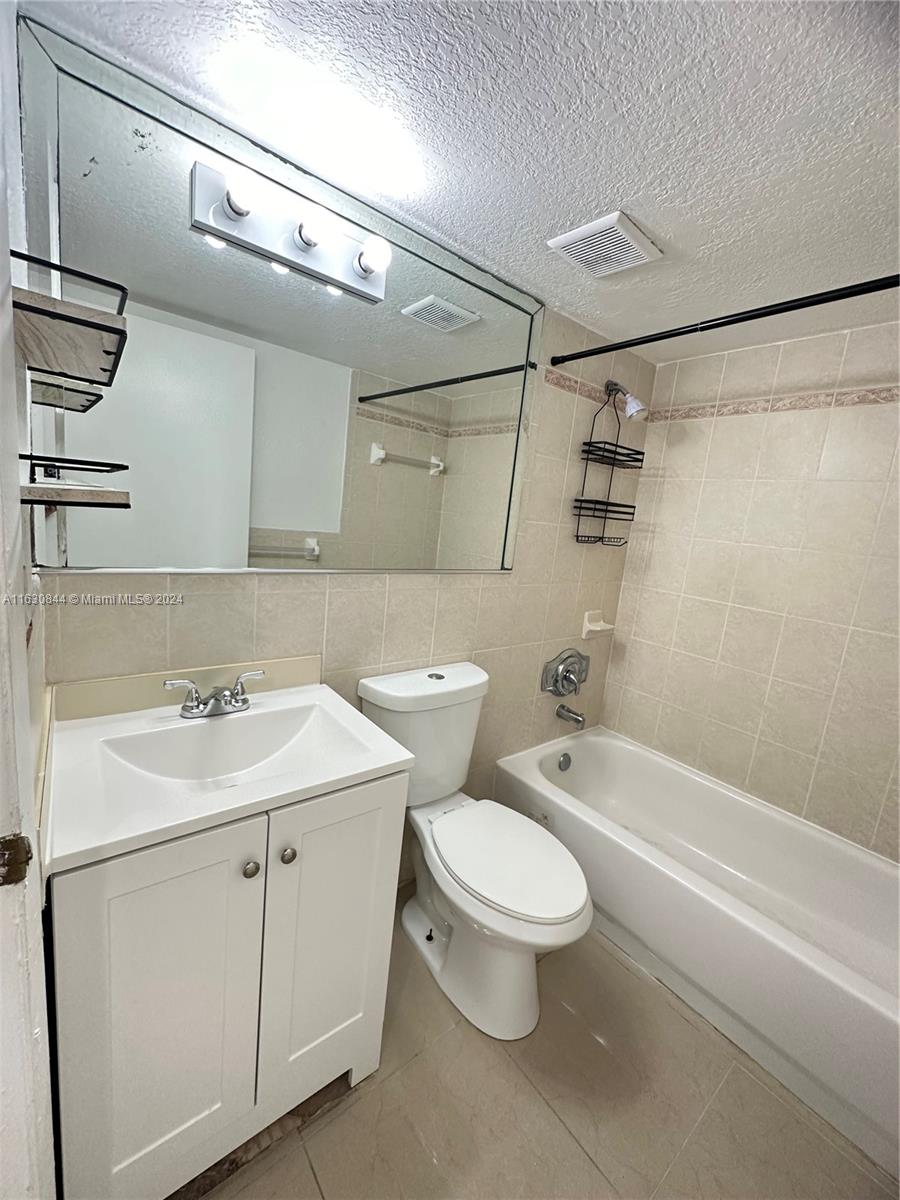 VISIONS AT FOUNTAINBLEAU - Residential Lease