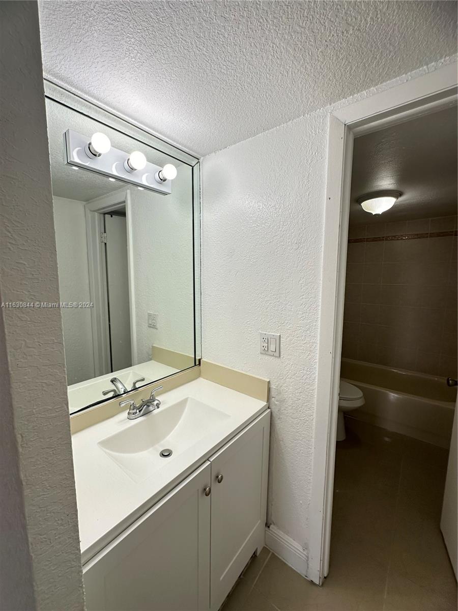 VISIONS AT FOUNTAINBLEAU - Residential Lease