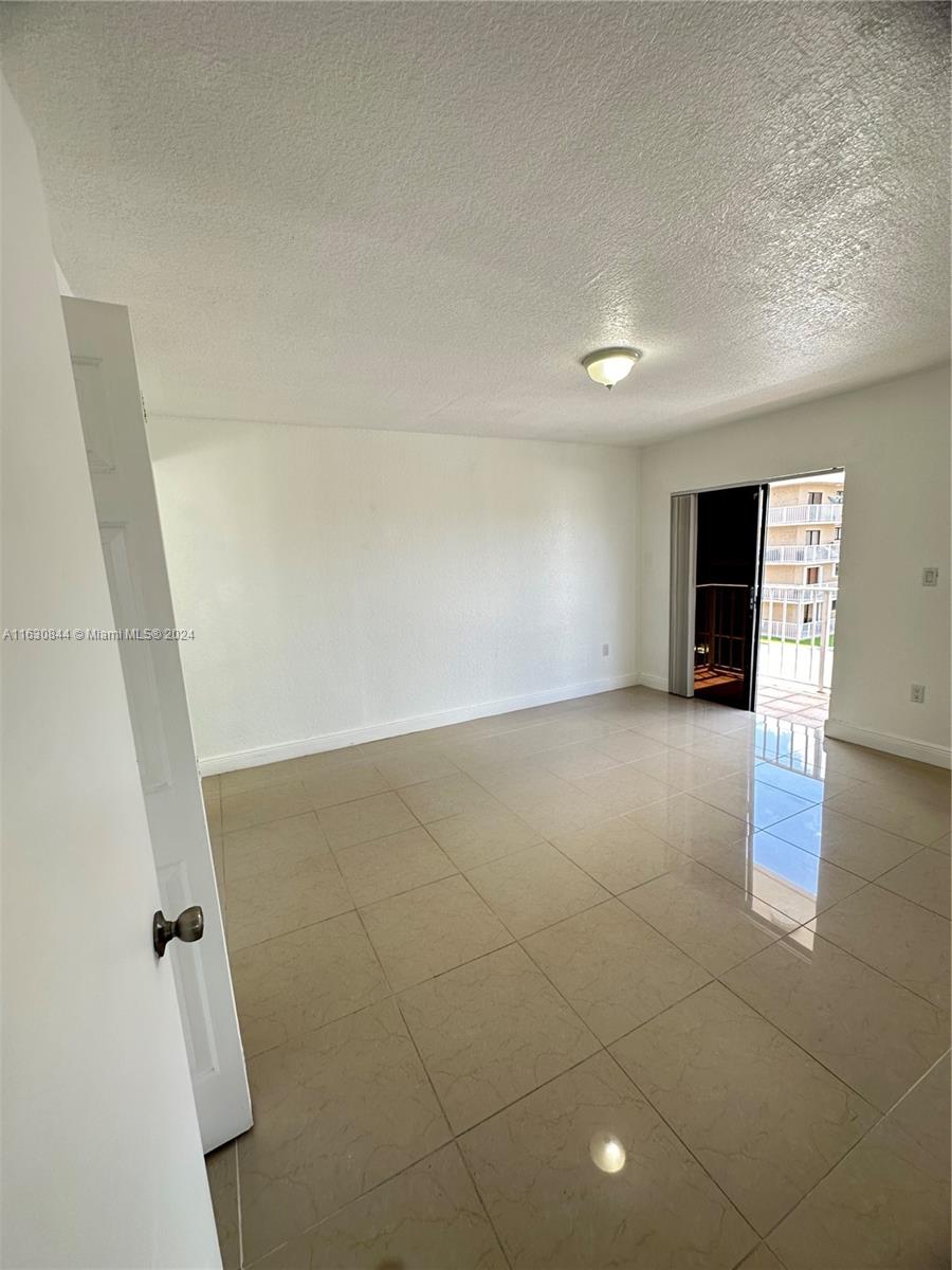 VISIONS AT FOUNTAINBLEAU - Residential Lease