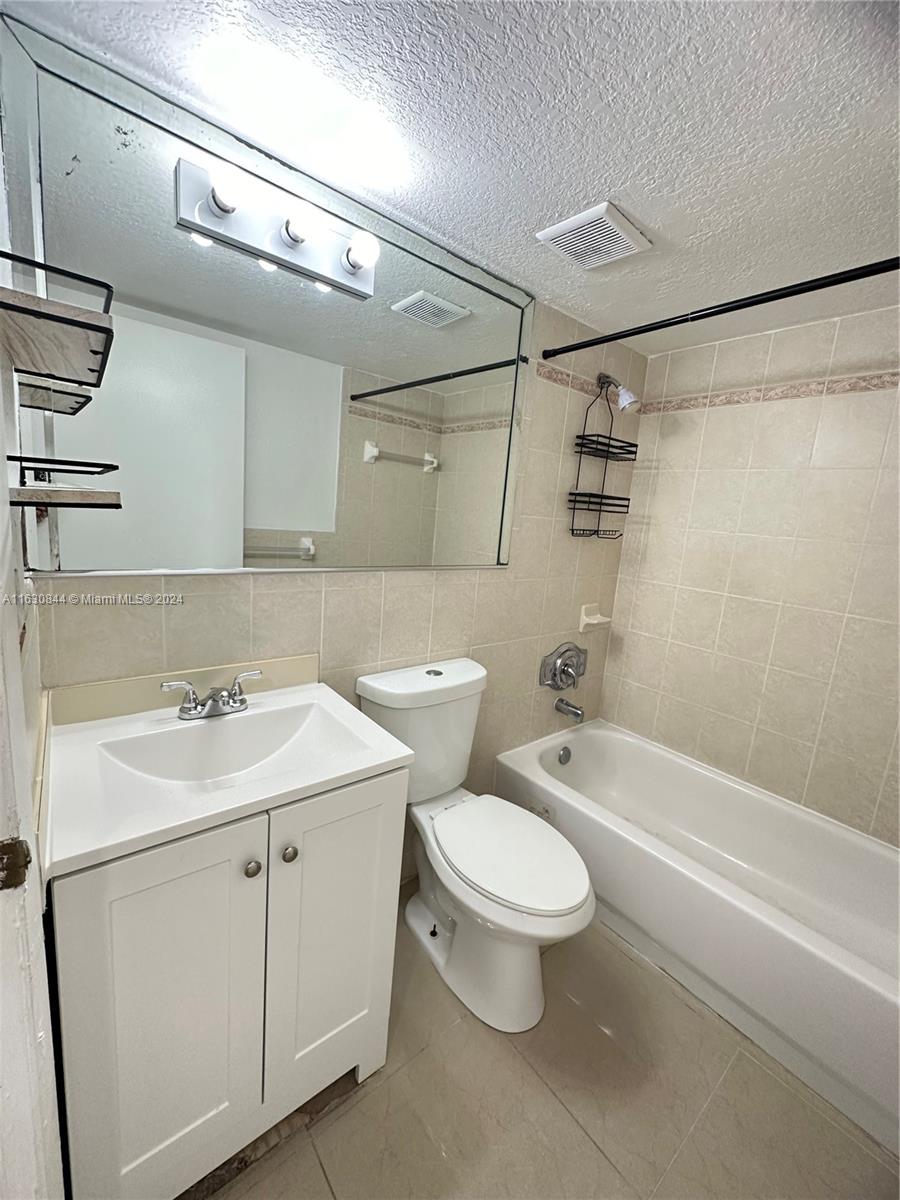 VISIONS AT FOUNTAINBLEAU - Residential Lease