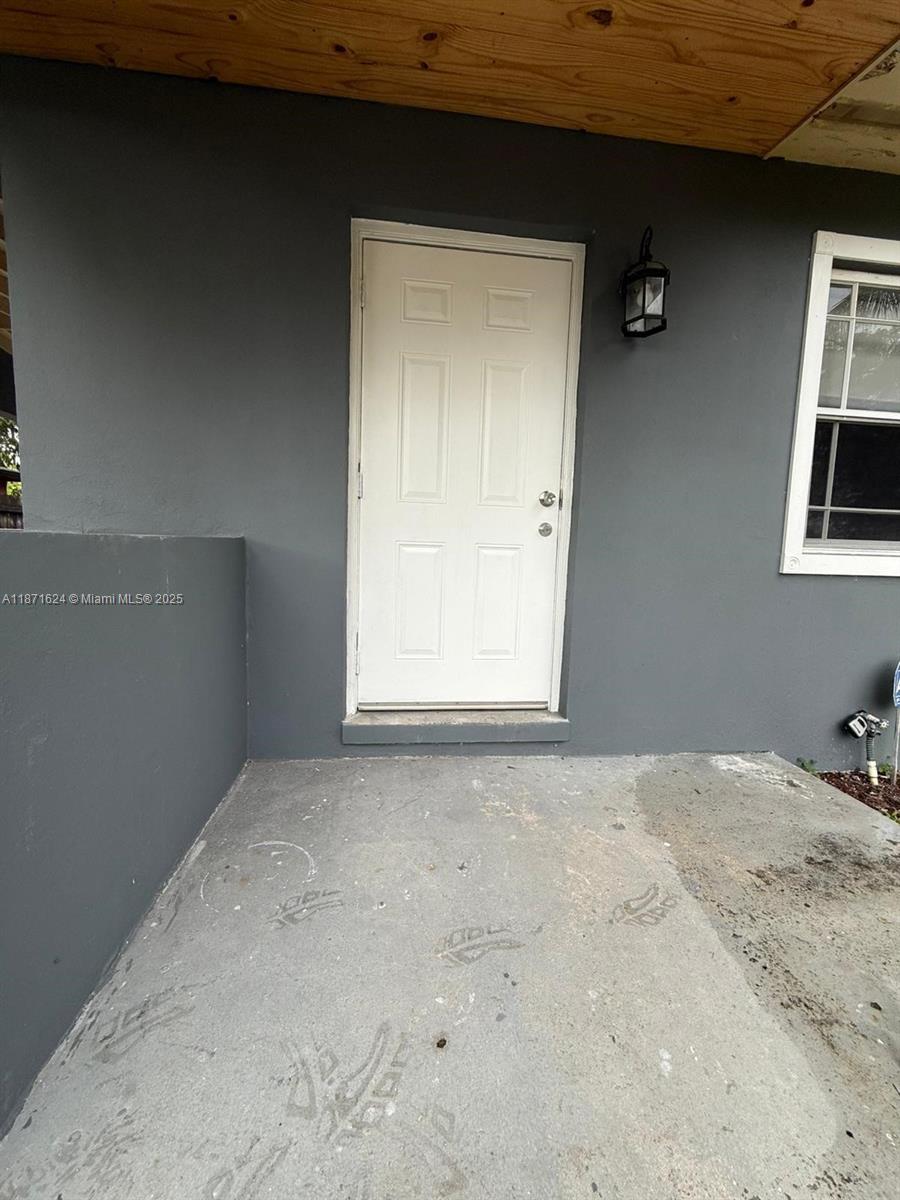 5 bedrooms/2bath single family home, available now. Updated and clean with tile floors throughout, in unit washer/dryer, updated appliances, brand new (central) AC. Fenced yard, plenty of parking. Near downtown, beaches, FLL airport, and 595 and 95 highways.