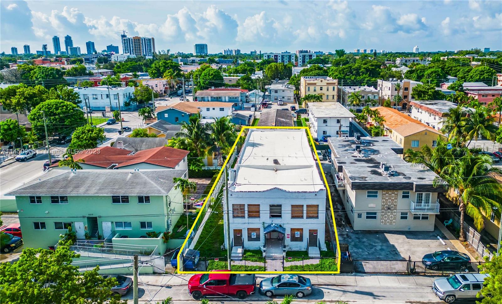 Main image without alt text