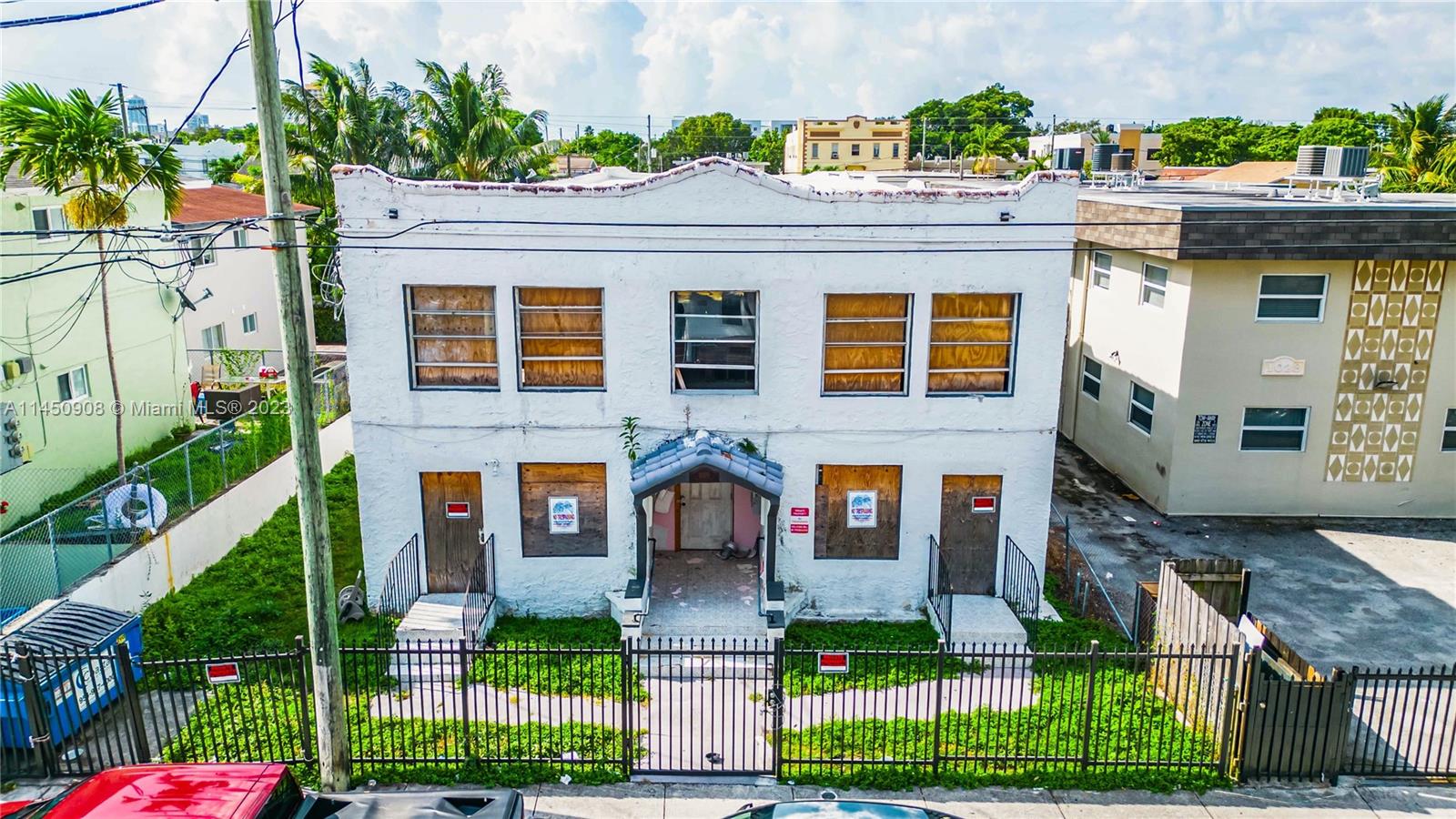 Main image without alt text