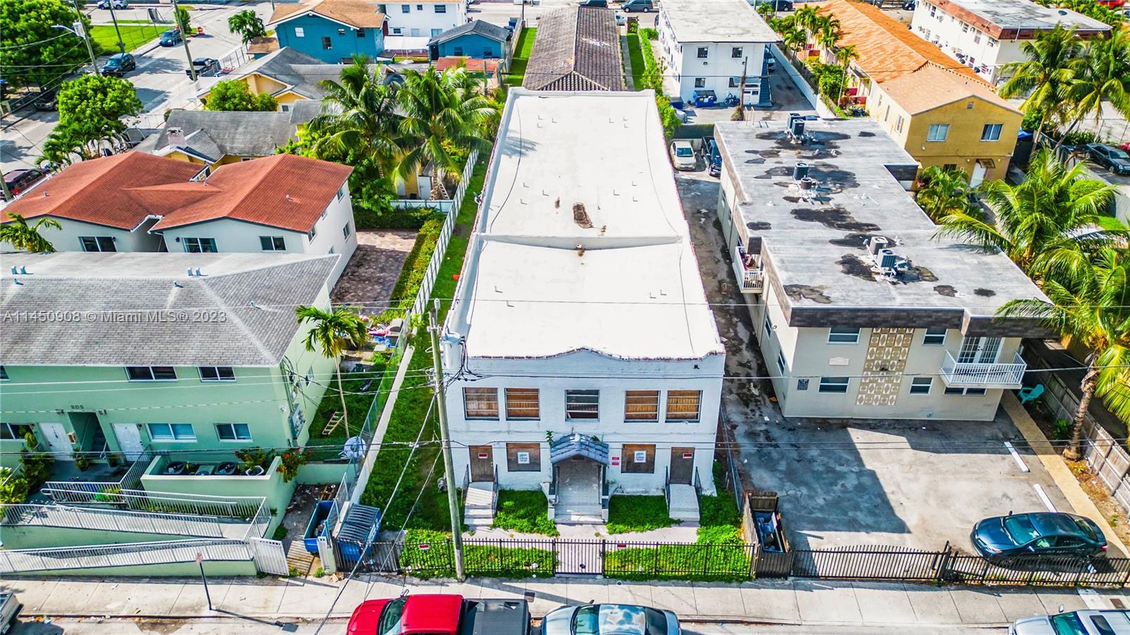 Main image without alt text