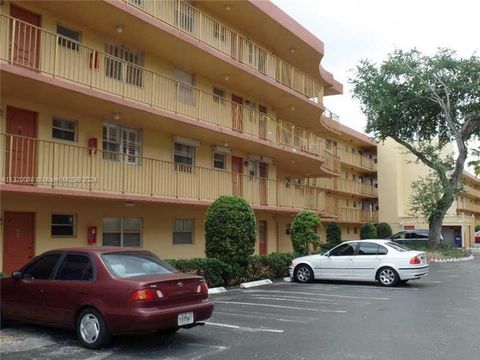 Condominium in Miami FL 447 195th St.jpg