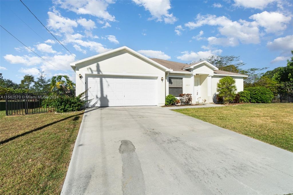 Photo of 6439 NW Faye Ct, Port Saint Lucie, FL 34986 (MLS # A11562570)