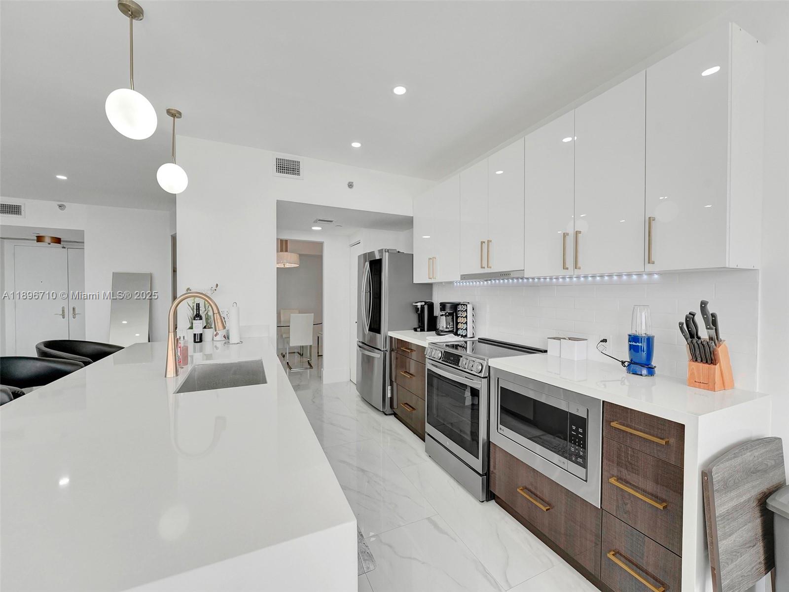 HAMPTONS WEST CONDO - Residential Lease