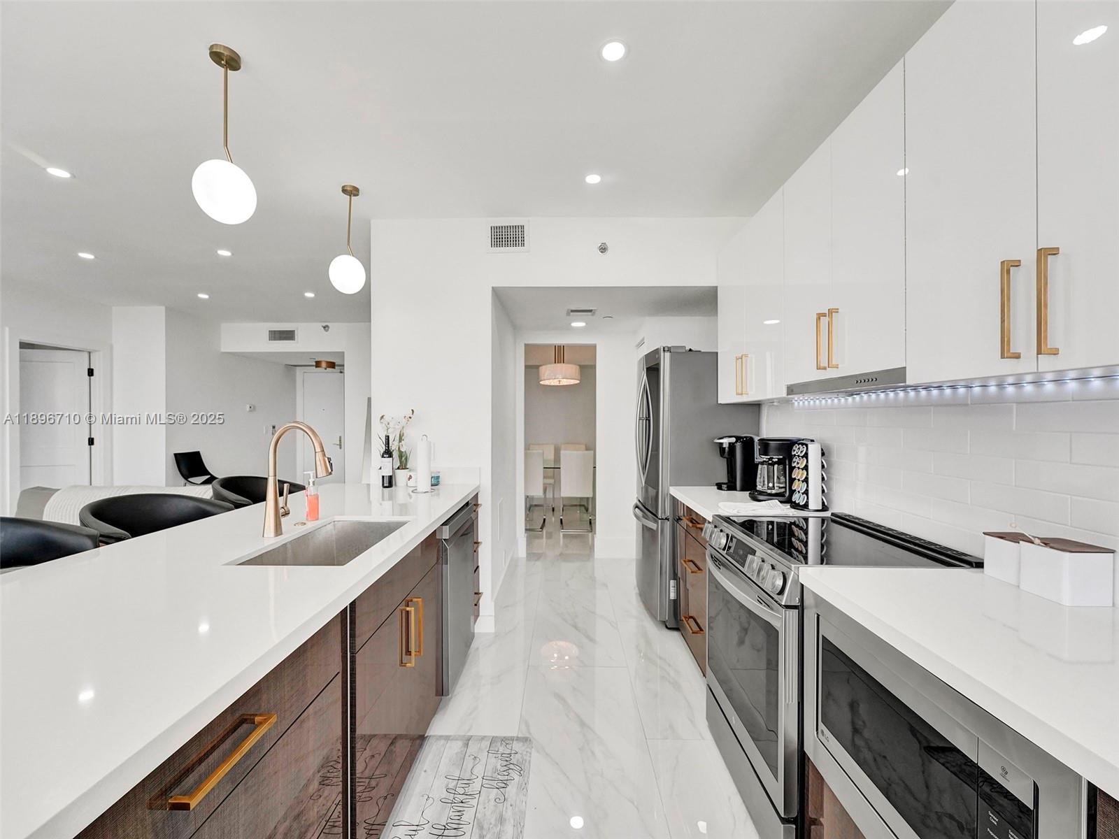 HAMPTONS WEST CONDO - Residential Lease