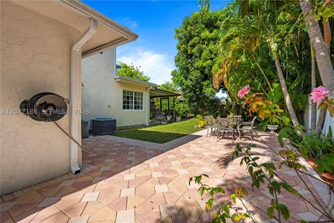 Tiny photo for 2801 N 38th Ave, Hollywood, FL 33021 (MLS # A12077188)