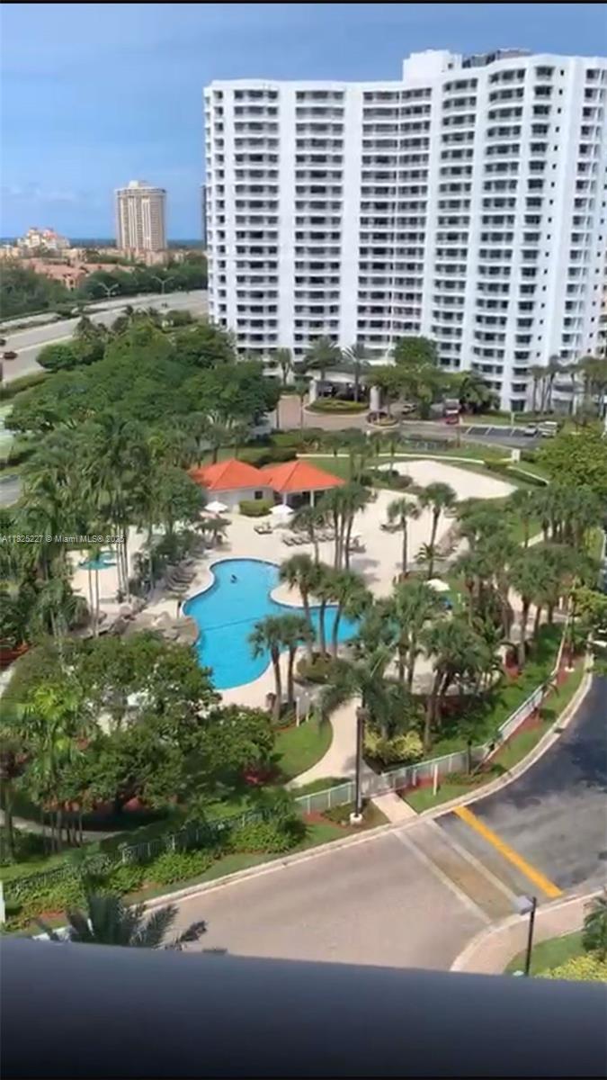 Beautiful 1 bedrooms, open dean and two baths, washer and dryer inside unit, , very ice golf and pool area view, building offer , resort style amenities , walk-in close to aventura mall, school zone, don't miss it