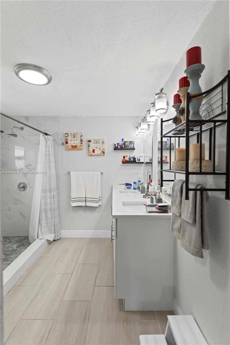 HOLLYWOOD HIGHLANDS PARK - Residential