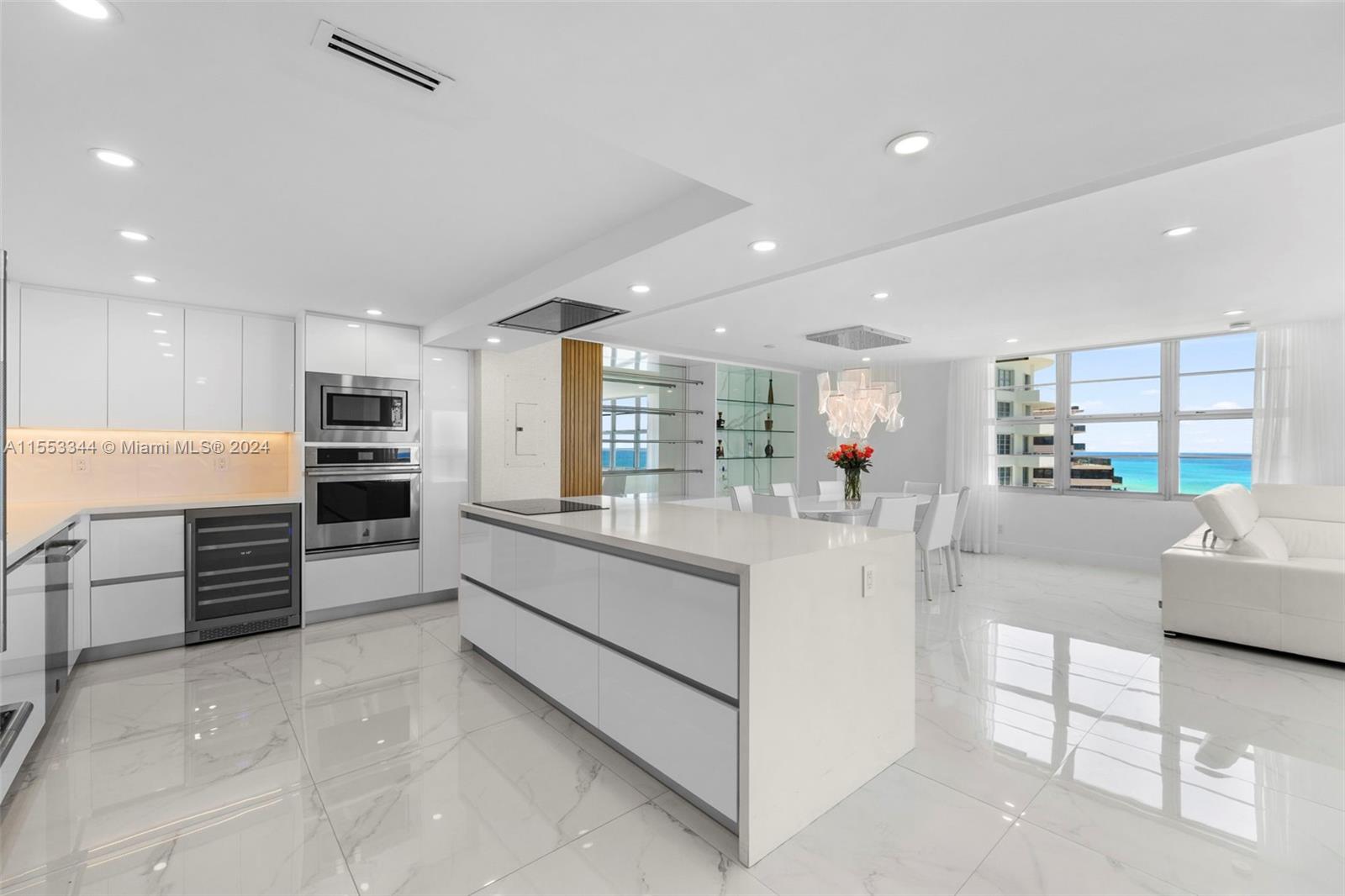 5151 Collins Ave 1527