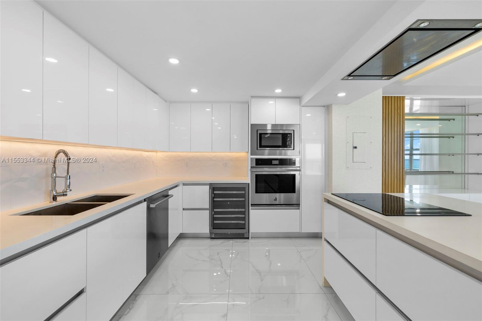 5151 Collins Ave 1527