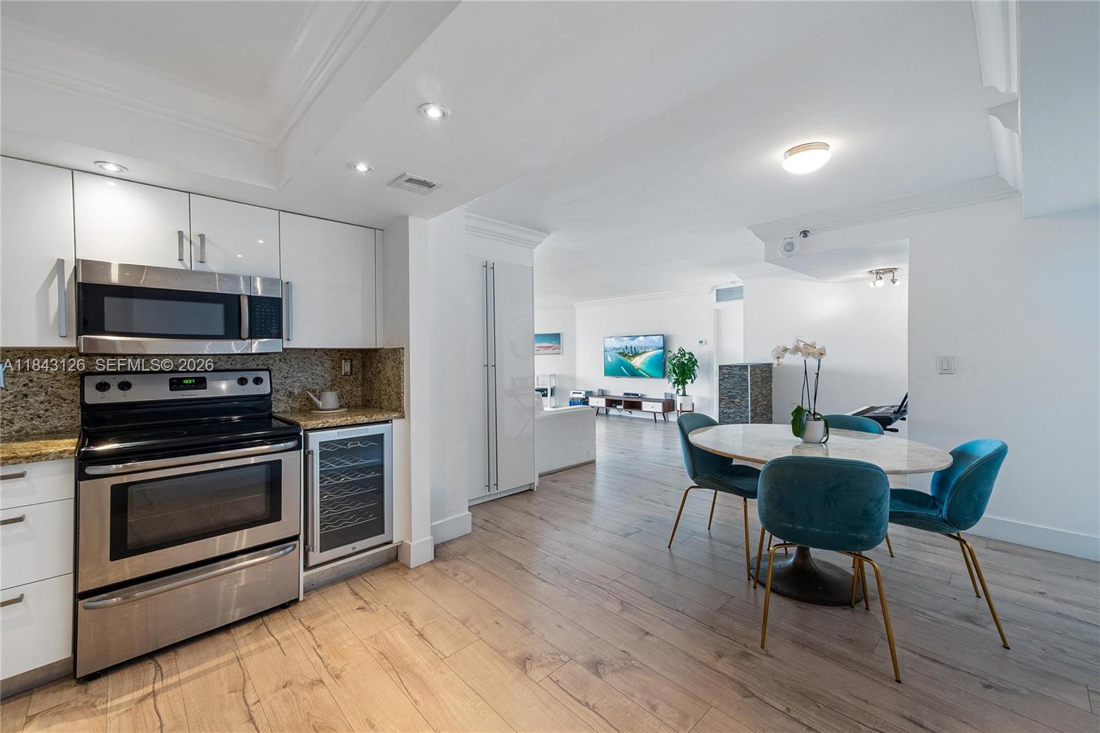 TOWERS OF QUAYSIDE CONDO - Residential