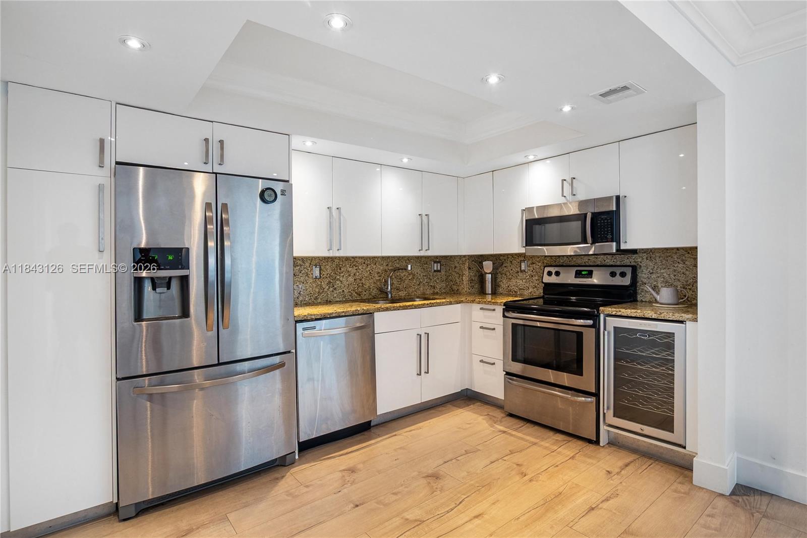 TOWERS OF QUAYSIDE CONDO - Residential