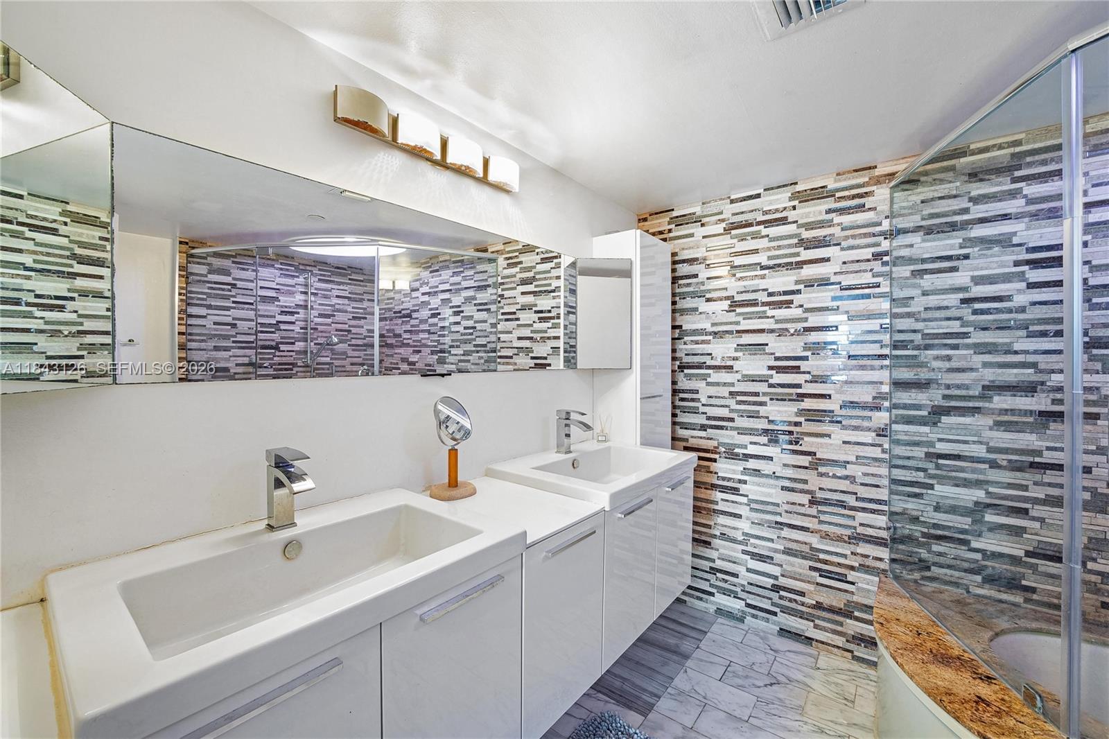 TOWERS OF QUAYSIDE CONDO - Residential