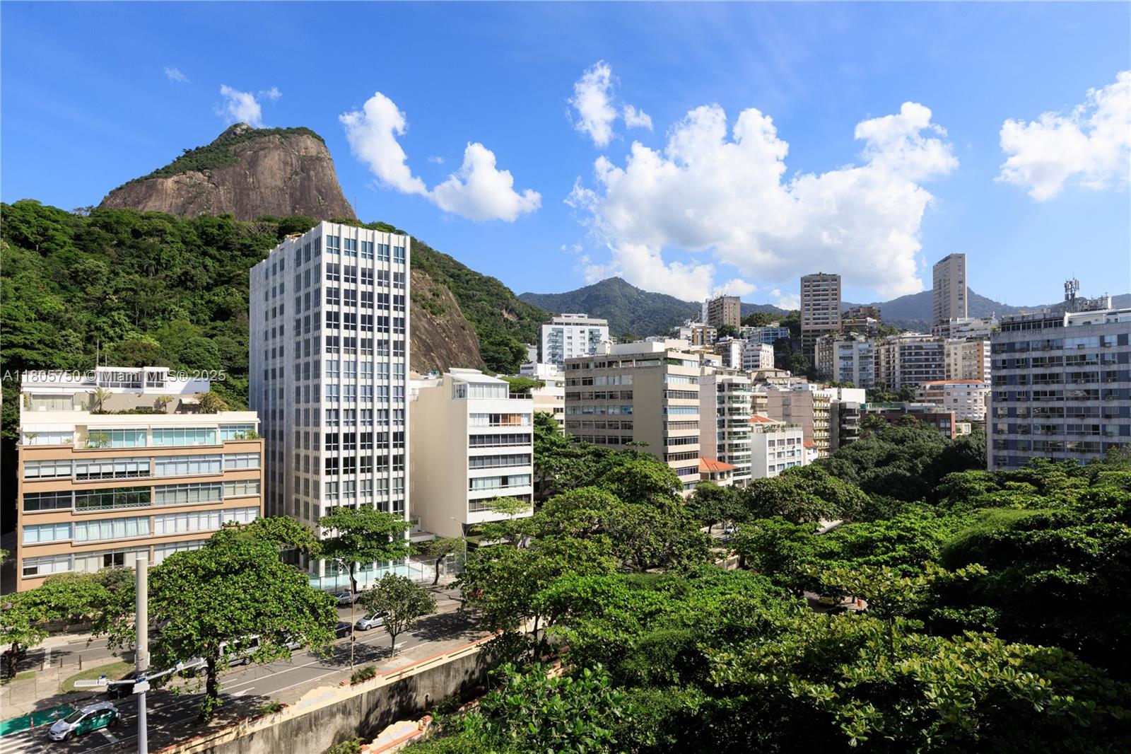 1222 Av Delfim Moreira Cob 1
