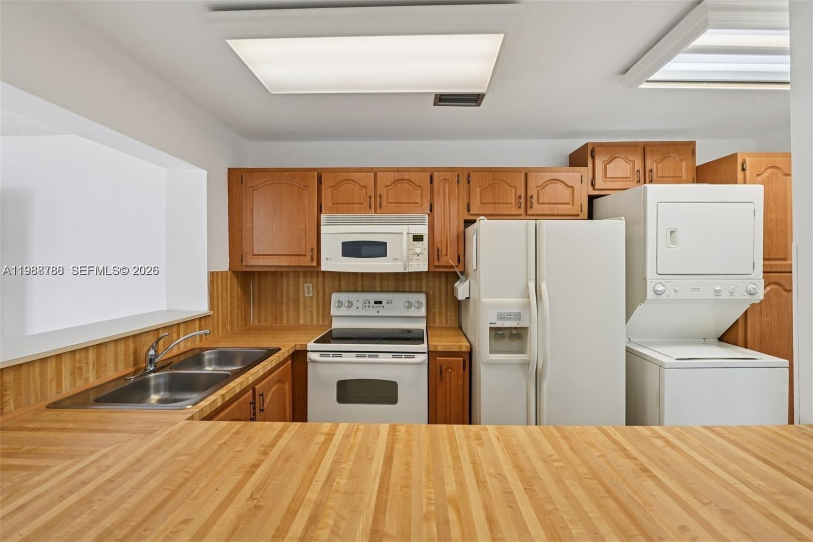 HOMES OF VERSAILLES 9624 - Residential