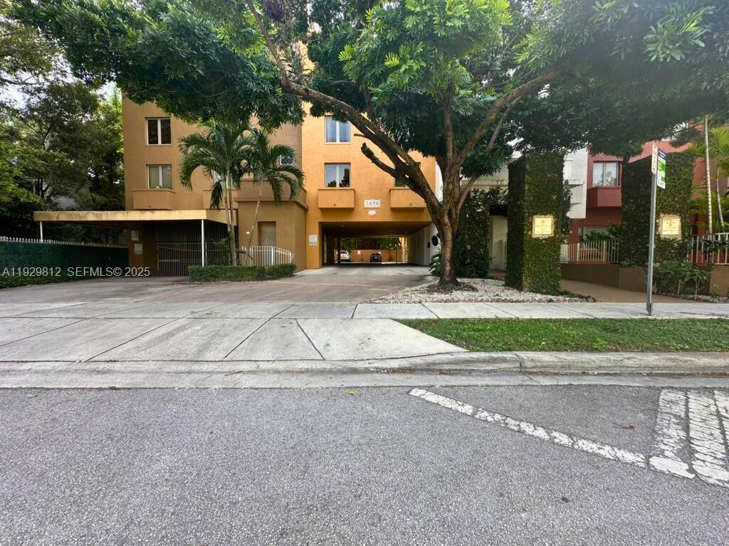 DIXIE GROVE RESIDENCES CO - Residential Lease