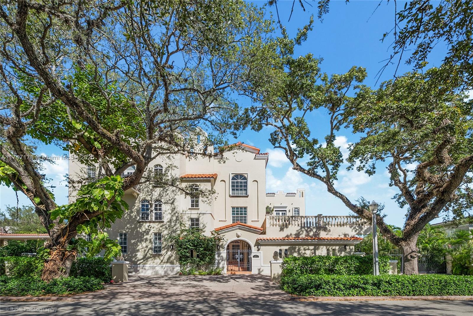 111 Edgewater Dr 1A, Coral Gables, Broward County, Florida - 3 Bedrooms  
3 Bathrooms - 