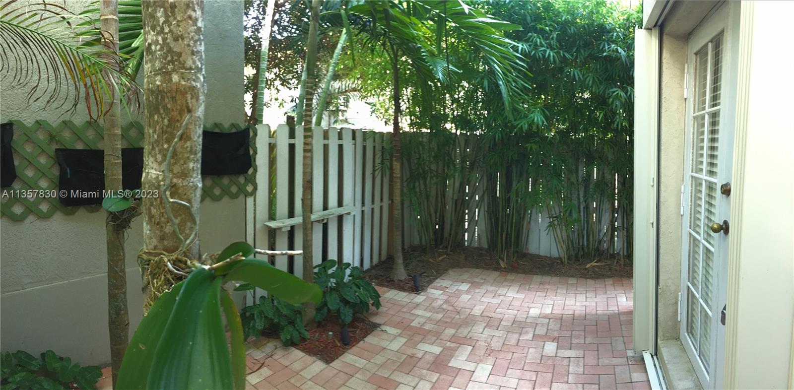 PARISIAN VILG IN THE GROV - Residential