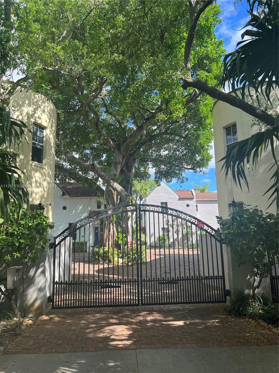 PARISIAN VILG IN THE GROV - Residential