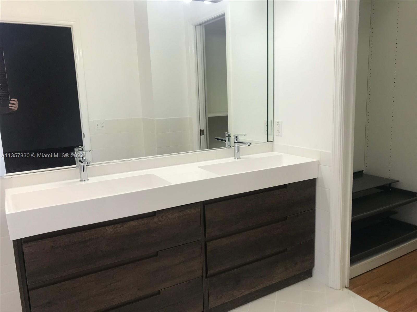 PARISIAN VILG IN THE GROV - Residential