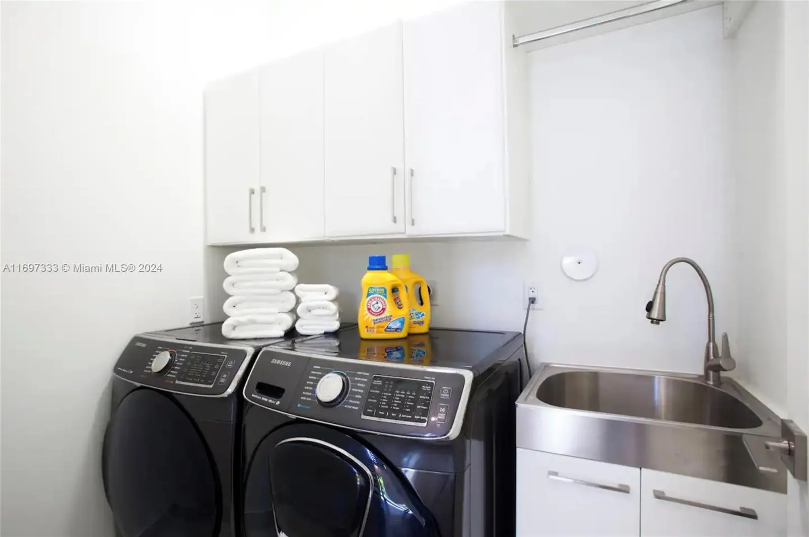 Fort Lauderdale, Florida 33304, United States, 4 Bedrooms Bedrooms, ,5 BathroomsBathrooms,Residential,Pending,31580