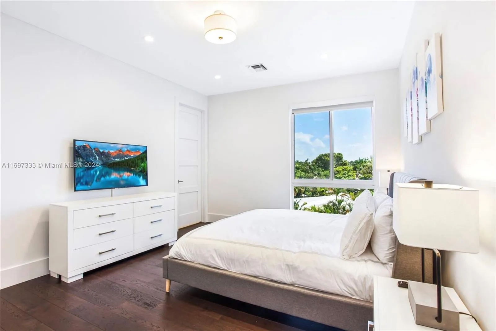 Fort Lauderdale, Florida 33304, United States, 4 Bedrooms Bedrooms, ,5 BathroomsBathrooms,Residential,Pending,31580