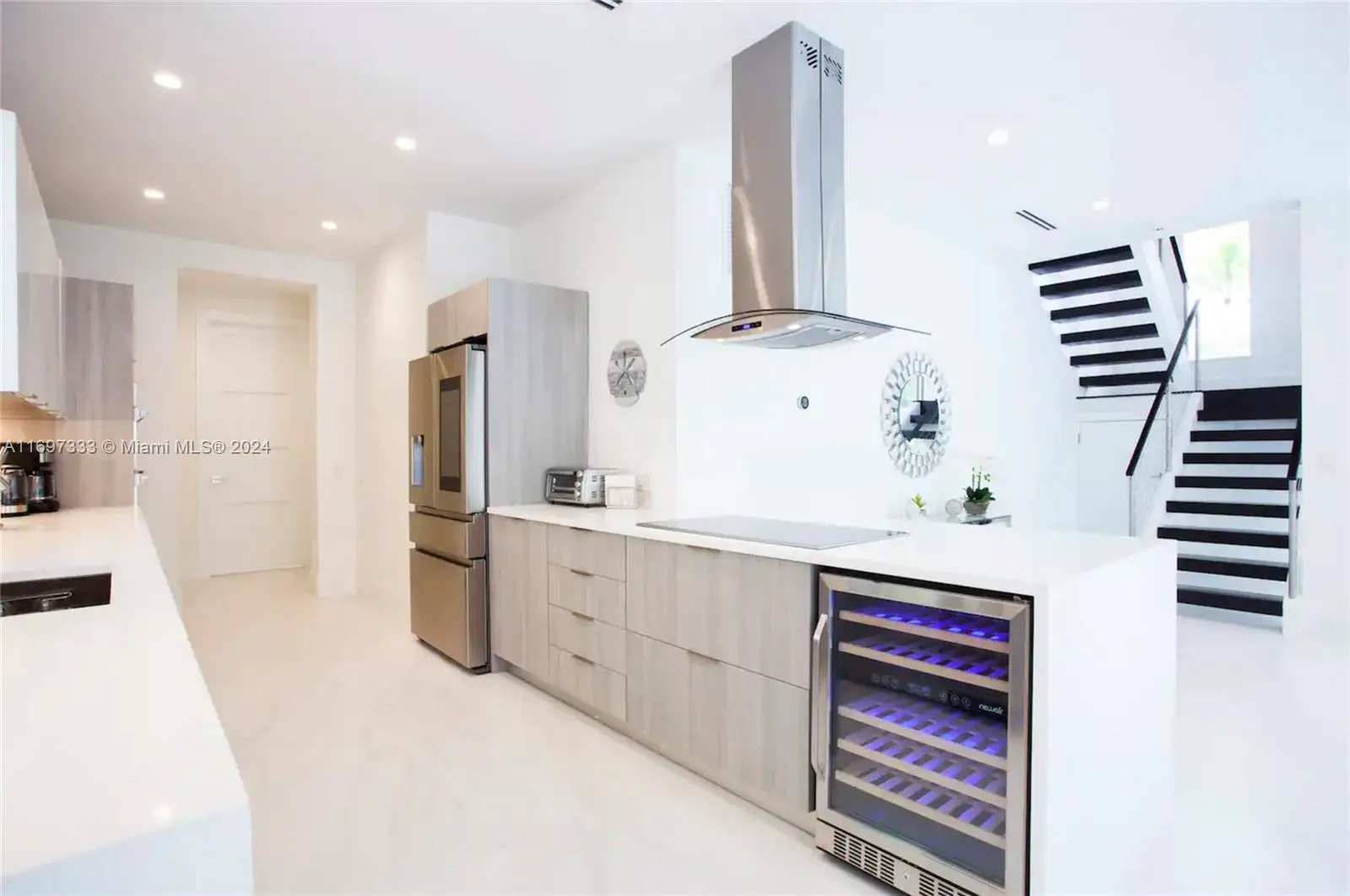 Fort Lauderdale, Florida 33304, United States, 4 Bedrooms Bedrooms, ,5 BathroomsBathrooms,Residential,Pending,31580