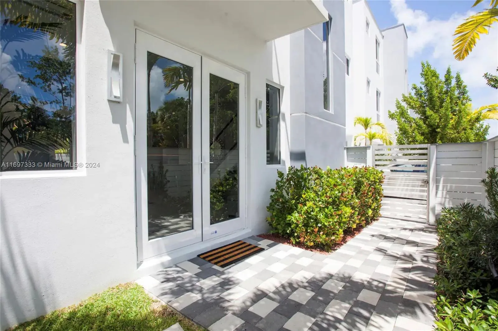 Fort Lauderdale, Florida 33304, United States, 4 Bedrooms Bedrooms, ,5 BathroomsBathrooms,Residential,Pending,31580