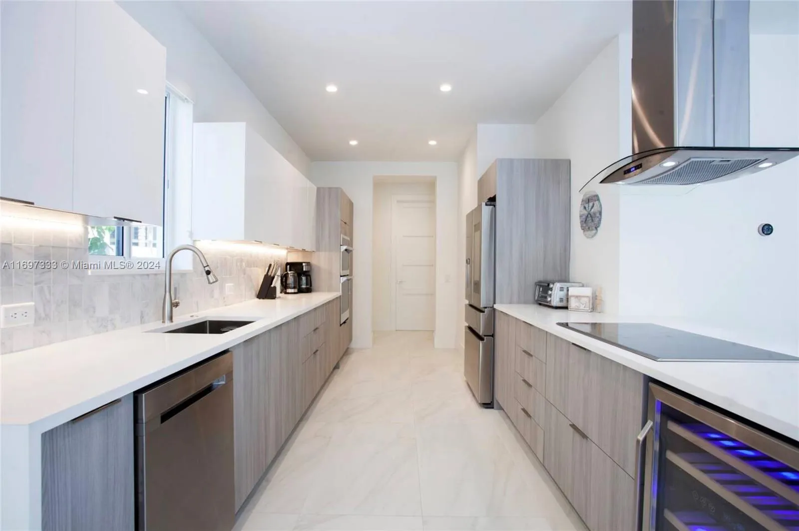 Fort Lauderdale, Florida 33304, United States, 4 Bedrooms Bedrooms, ,5 BathroomsBathrooms,Residential,Pending,31580