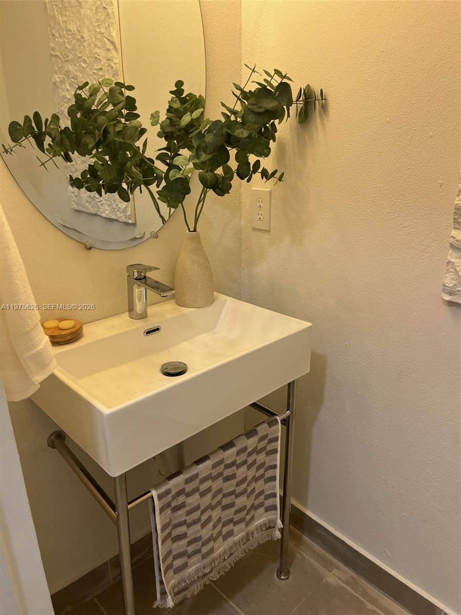 HOLLYWOOD LITTLE RANCHES - Residential Lease