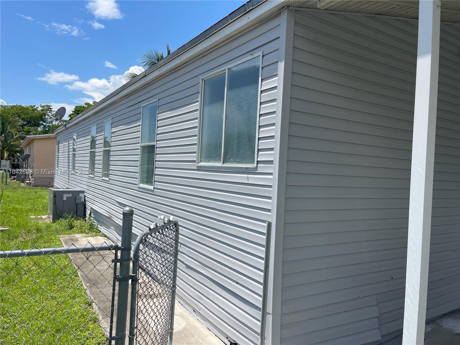 Photo 4 of 25 of 19800 SW 180th Ave Lot 256 mobile home