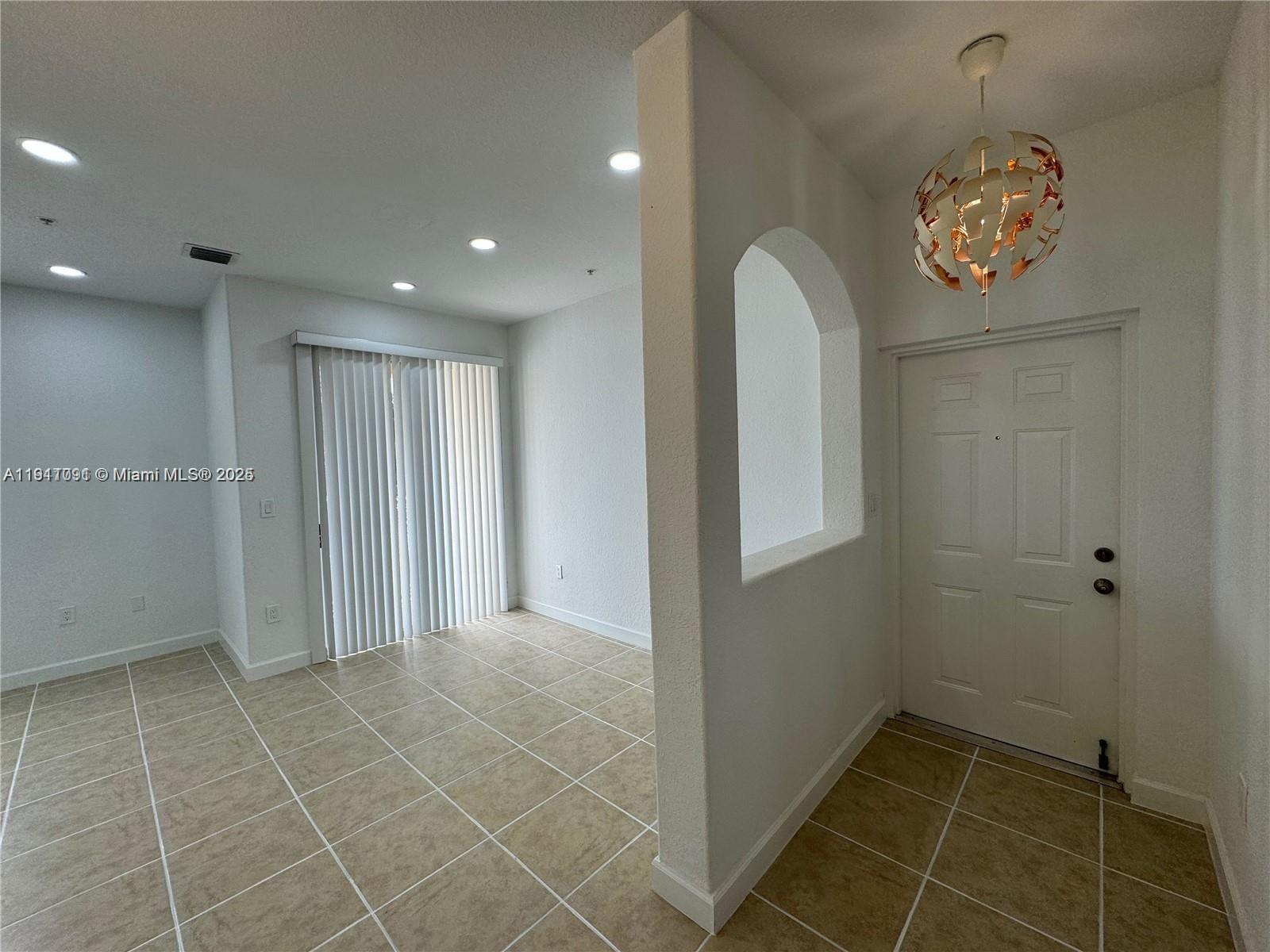 FONTAINBLEAU LAKES COURTY - Residential Lease