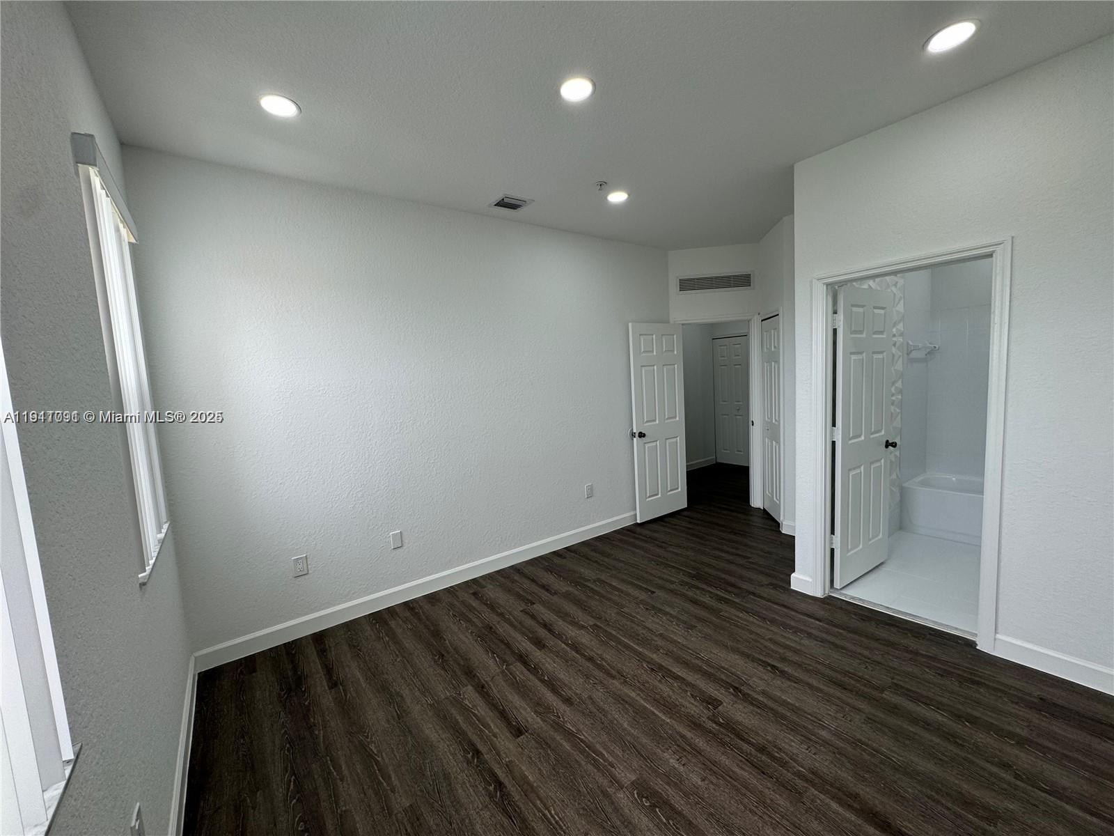 FONTAINBLEAU LAKES COURTY - Residential Lease