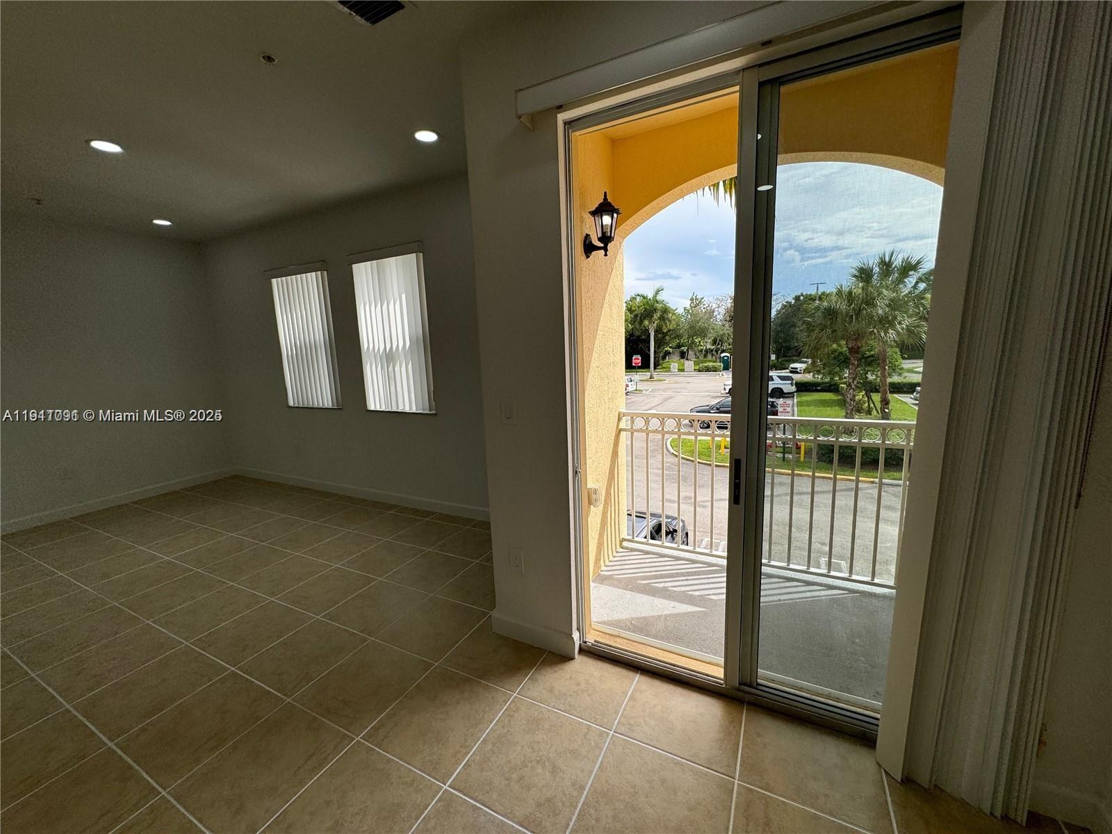 FONTAINBLEAU LAKES COURTY - Residential Lease