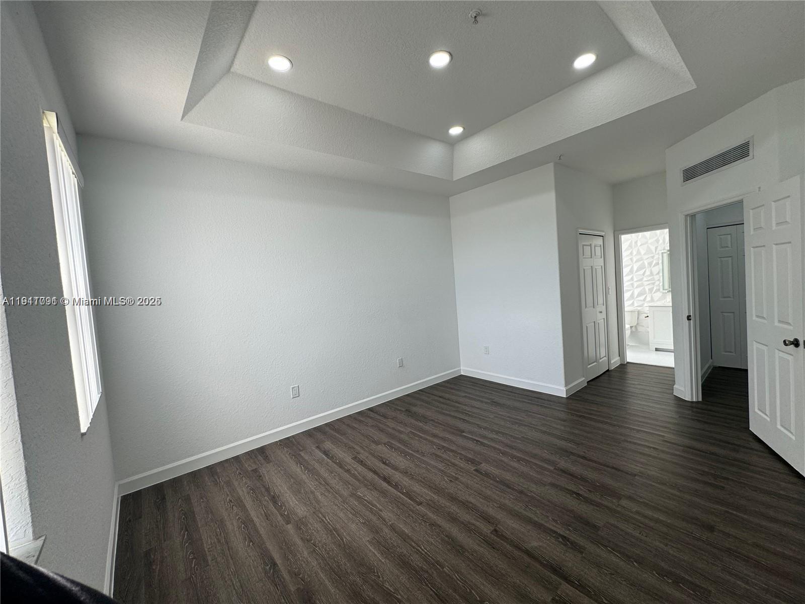 FONTAINBLEAU LAKES COURTY - Residential Lease