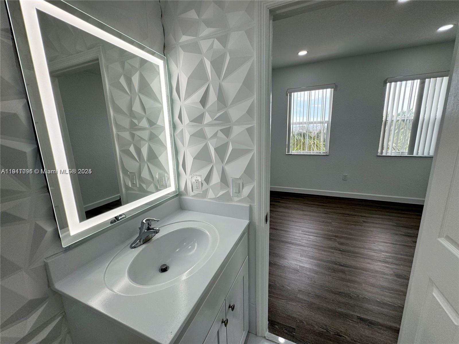 FONTAINBLEAU LAKES COURTY - Residential Lease