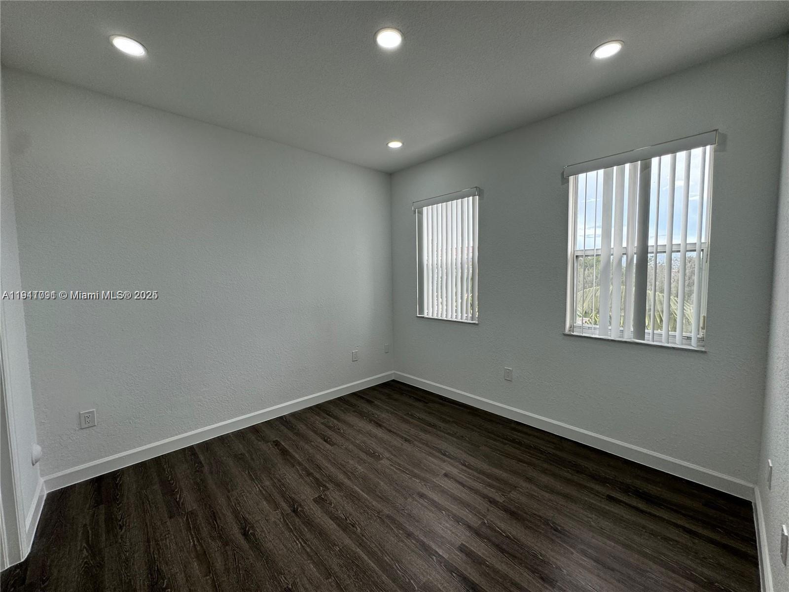 FONTAINBLEAU LAKES COURTY - Residential Lease