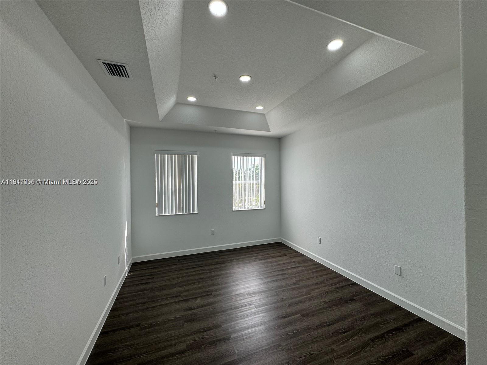 FONTAINBLEAU LAKES COURTY - Residential Lease