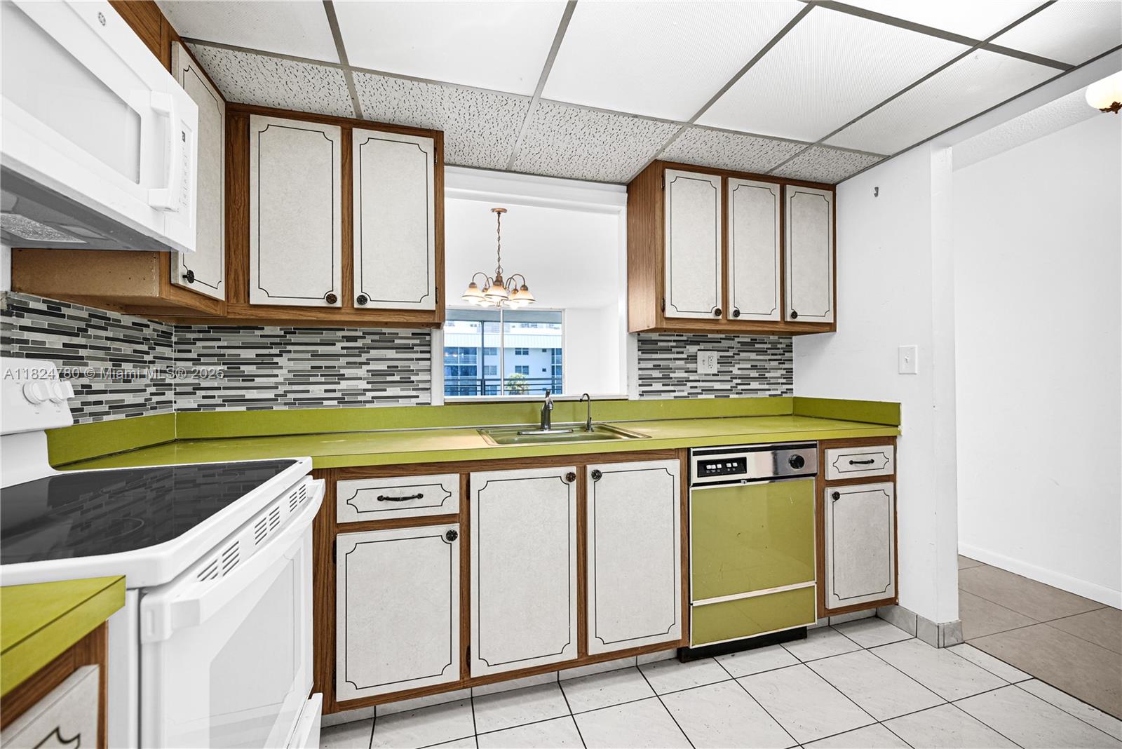 3551 NE 169th St 312, North Miami Beach, FL, 33160/$210,000 3 3551 NE 169th St 312