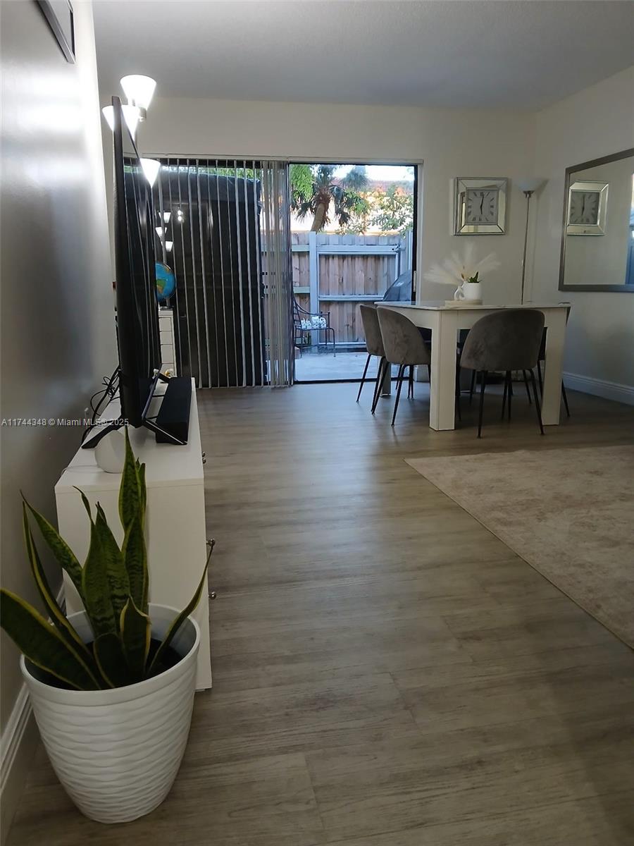 227 E Palm Cir 227
