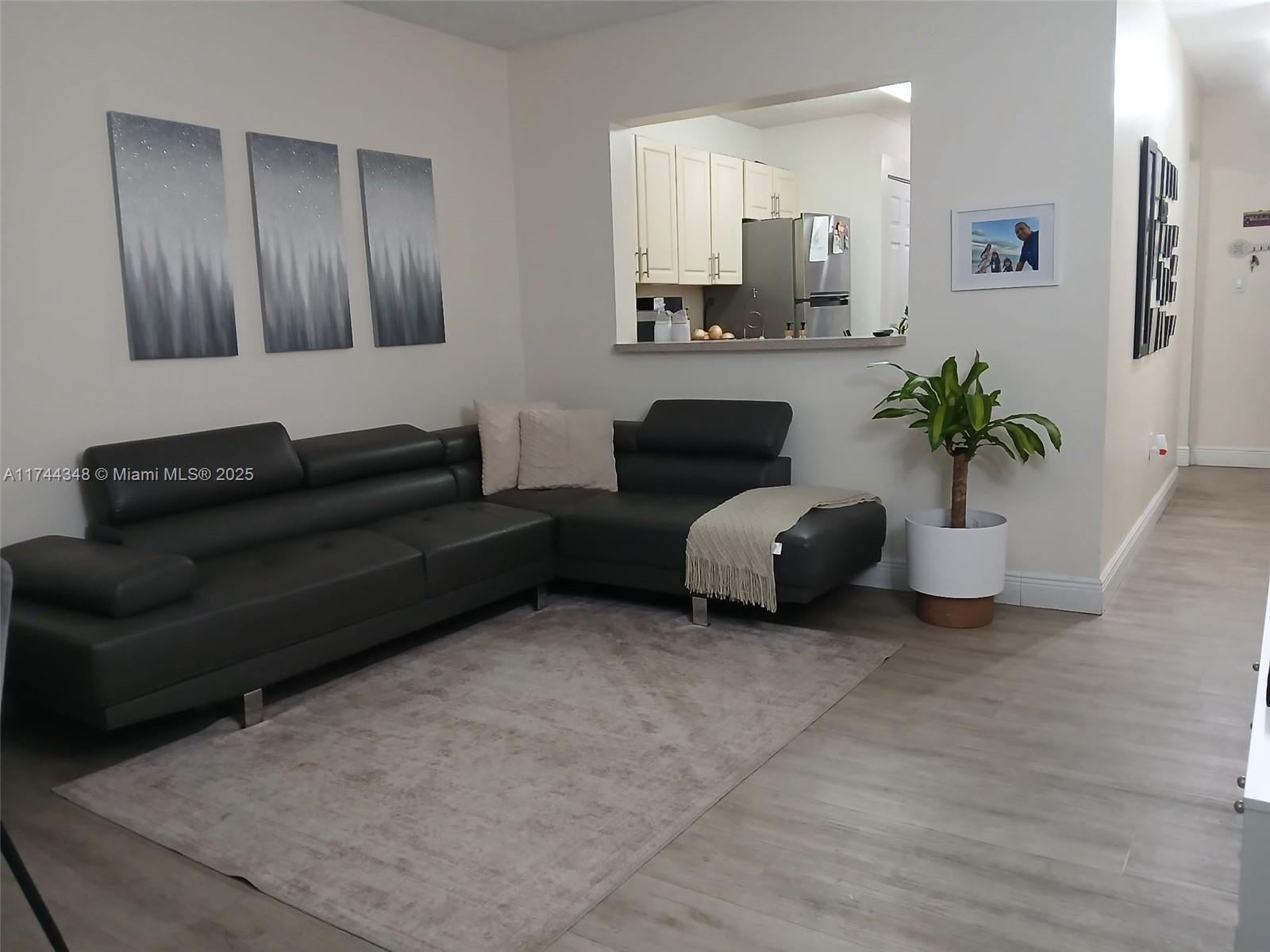 227 E Palm Cir 227